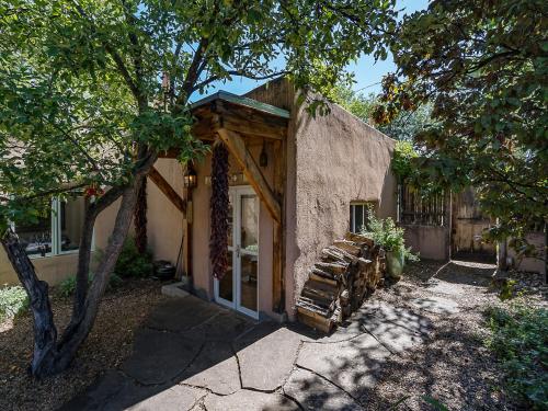 a building with a window and a tree at Casita Don Manuel in Santa Fe