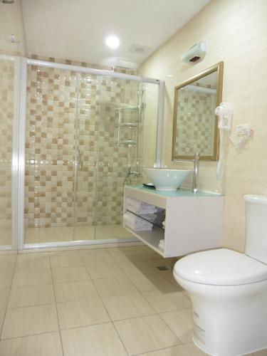 Ένα μπάνιο στο Tapeng Bay Holiday Hotel