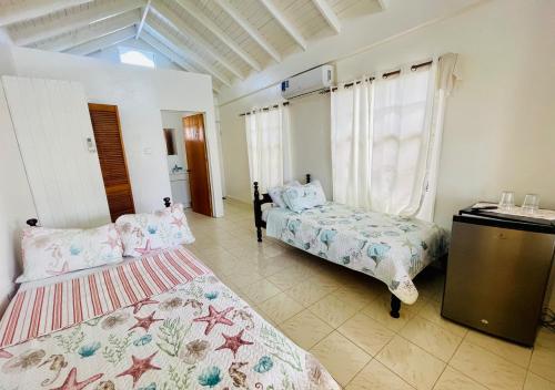 En eller flere senge i et værelse på Dennis' Hideaway