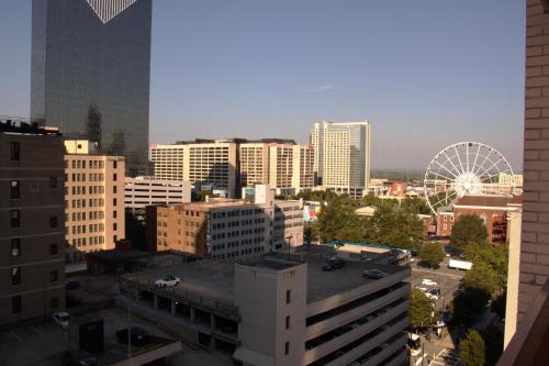 eine Skyline der Stadt mit einem Riesenrad und Gebäuden in der Unterkunft Barclay Hotel Atlanta Downtown in Atlanta