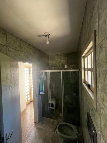 a bathroom with a shower and a toilet at Casa Top Laranjal com Piscina in Pelotas