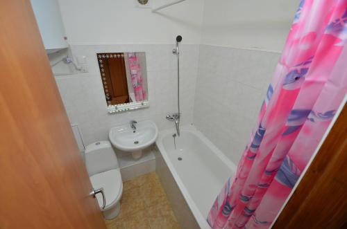 Ένα μπάνιο στο Apartment on Navarynska