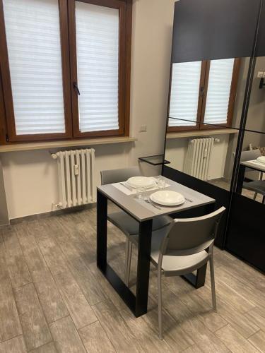 a dining room with a table and chairs and a mirror at Piccolo Paradiso in Novara