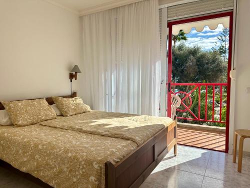 a bedroom with a bed and a door to a balcony at Casa Heidi by Marena Homes in Playa del Cura