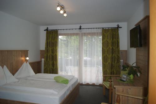 Postel nebo postele na pokoji v ubytování Hotel Haus Lungau