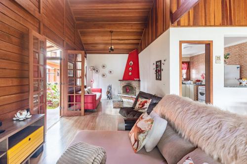 a living room with a couch and a fireplace at Refúgio de Montanha em Monte Verde para Famílias e Amigos com 4 Suítes in Monte Verde