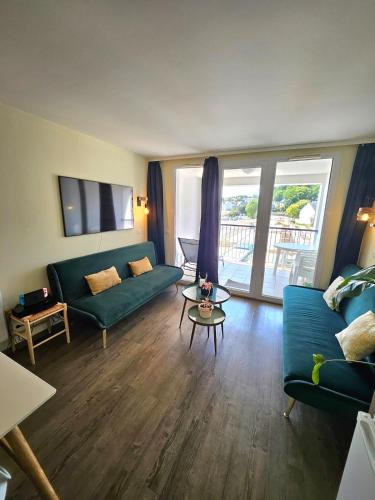 a living room with a couch and a table at Le cosy des Sables Blancs in Douarnenez