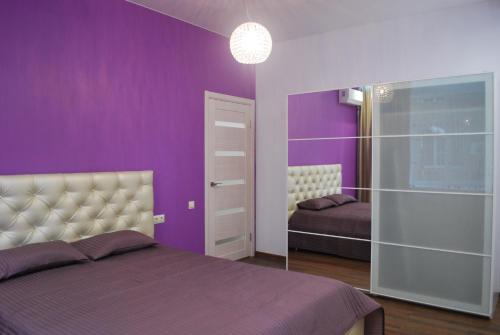 Tempat tidur dalam kamar di Apartments on Budyonnovskiy