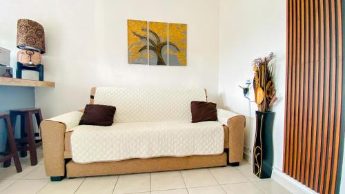 a couch with two pillows on it in a room at Depa Altavela en Bahía, Hospital IMSS 33 muy cerca in Mezcales
