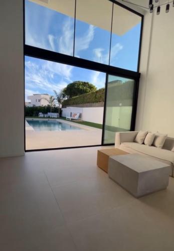 Ultra-Modern 5-Bed Luxury Chalet with Private Pool & Home Cinema 13 Min To Beach