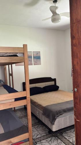 a bedroom with two bunk beds and a ceiling at Pousada Rensule in Bertioga