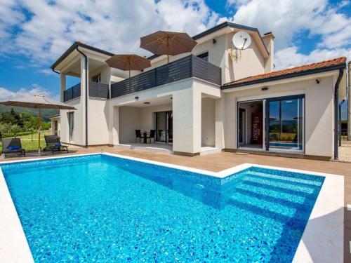 Holiday Home Schönes Haus für 8 Personen mit großem Schwimmbad by Interhome