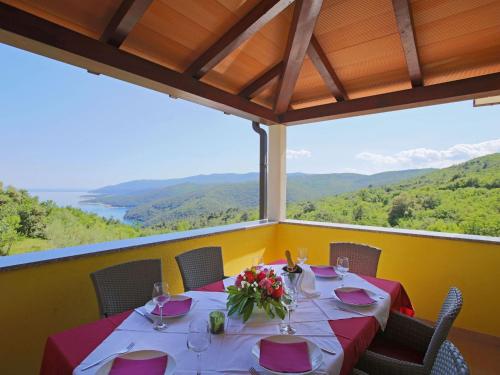 Holiday Home mit eigenem Pool und schönem Meerblick by Interhome