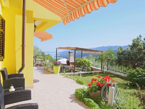 Holiday Home mit eigenem Pool und schönem Meerblick by Interhome