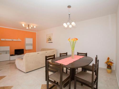 Holiday Home mit eigenem Pool und schönem Meerblick by Interhome