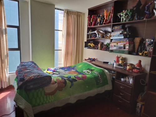una camera da letto per bambini con un letto e una scrivania di Olimpo a La Paz