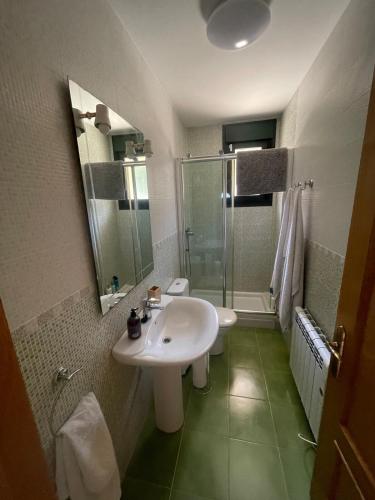 a bathroom with a sink and a shower at Casa Socias in Camoca