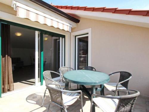 Apartment Tolles Appartement in Baška mit Terrasse by Interhome