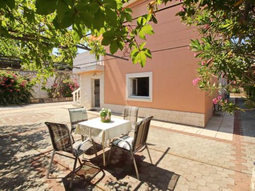 Apartment Apartment Radosna by Interhome