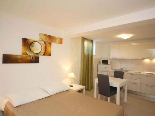 Apartment Appartement in Baška mit gemeinsamem Pool und Grill by Interhome