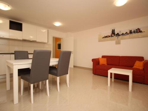 Apartment Gemütliche Ferienwohnung in Baška mit gemeinsamem Pool und Grill by Interhome
