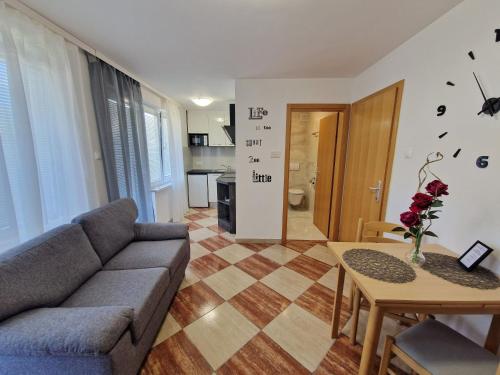 Apartment Modern eingerichtete Apartment ideal für junge Paaren im Zentrum von Baska by Interhome