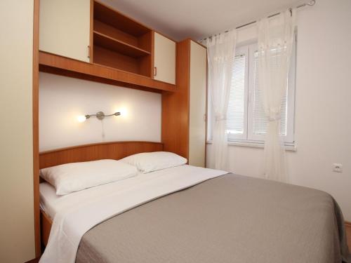 Apartment Modern eingerichtete Apartment ideal für junge Paaren im Zentrum von Baska by Interhome