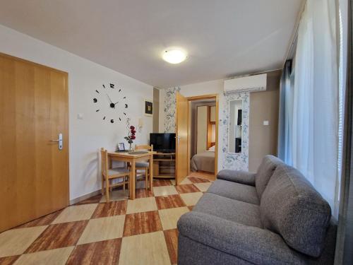 Apartment Modern eingerichtete Apartment ideal für junge Paaren im Zentrum von Baska by Interhome