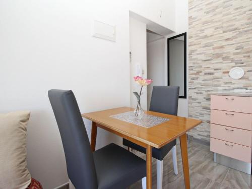 Apartment Modern eingerichtete Apartment für 2 Personen- Klimatisiert- freie Parkplatz un by Interhome
