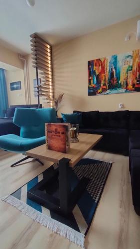 ein Wohnzimmer mit Sofa und Couchtisch in der Unterkunft Stan na dan Premium 030 in Bor