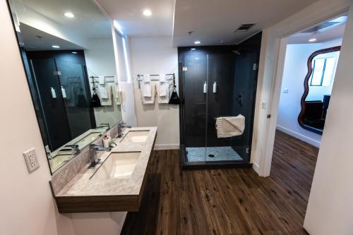 a bathroom with two sinks and a shower at The Sierra House in Mammoth Lakes