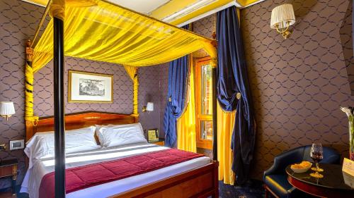เตียงในห้องที่ Hotel Manfredi Suite In Rome