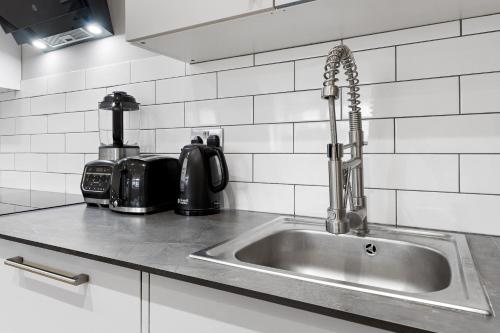 a kitchen counter with a sink in a kitchen at Luxury 2 bed C1 apartment London Bridge in London