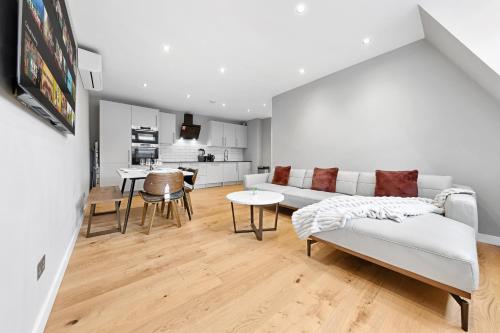 a living room with a couch and a table at Luxury 2 bed C1 apartment London Bridge in London