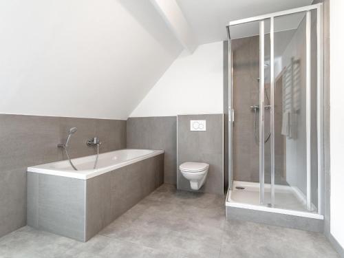 a bathroom with a tub and a toilet and a shower at NRV Top 7 in Möderbrugg