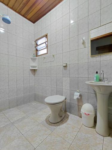 a bathroom with a toilet and a sink at Chácara Rancho Imperial - Socorro - SP - Piscina, Churrasqueira, Forno à Lenha, Campo de Futebol e uma linda Vista para a Montanha! in Socorro