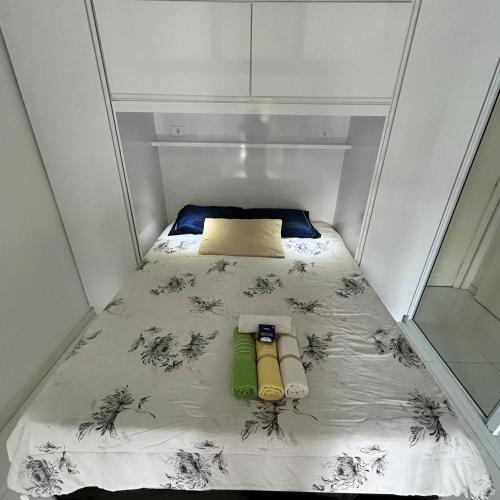 a small bed in a small room at Lindo studio no Residencial Quisisana in Poços de Caldas