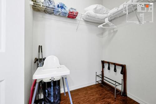 Charming Oasis with King Bed Close to Disney 4BR photo 20