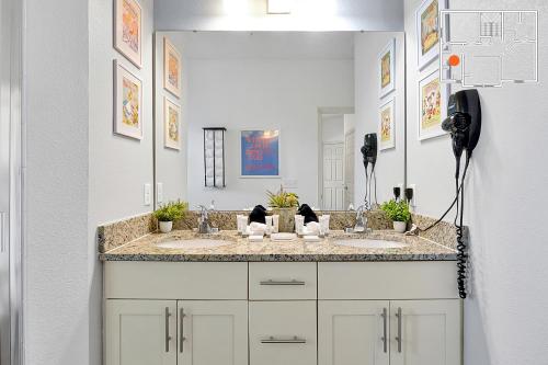 Charming Oasis with King Bed Close to Disney 4BR photo 25