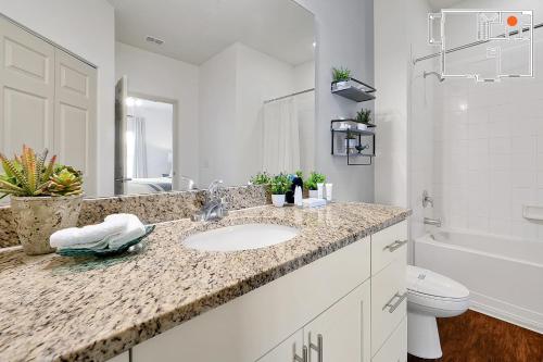 Charming Oasis with King Bed Close to Disney 4BR photo 23