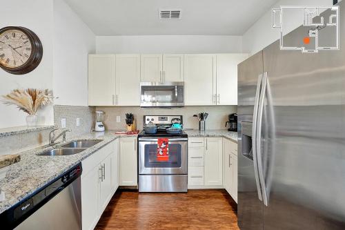 Charming Oasis with King Bed Close to Disney 4BR photo 9