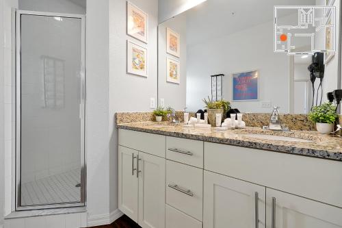 Charming Oasis with King Bed Close to Disney 4BR photo 26