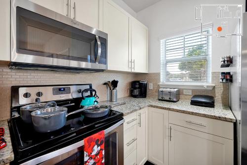 Charming Oasis with King Bed Close to Disney 4BR photo 11