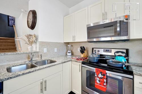 Charming Oasis with King Bed Close to Disney 4BR photo 10