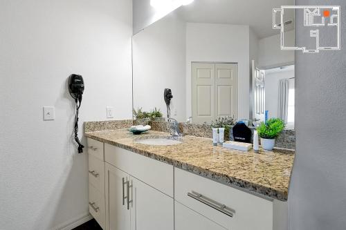 Charming Oasis with King Bed Close to Disney 4BR photo 31
