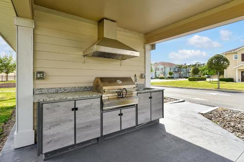 Charming Oasis with King Bed Close to Disney 4BR photo 56