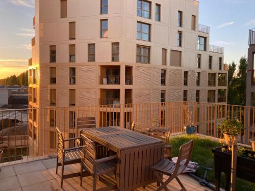 Apartment with one double bed bedroom with big terrasse with Canal view