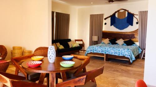 a living room with a table and a bed at Club de Playa Sóol in Telchac Puerto