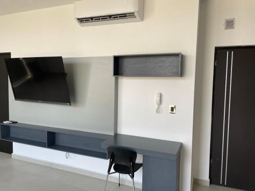 a black desk with a black chair in a room at Loftstay MYO in Monterrey