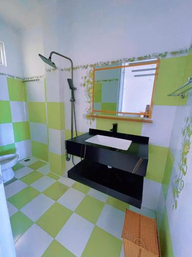 a bathroom with a sink and a mirror at Khách Sạn FLORÉA in Phan Rang–Tháp Chàm